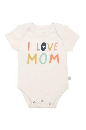 Finn + Emma Graphic Organic Bodysuit (Love Mom)